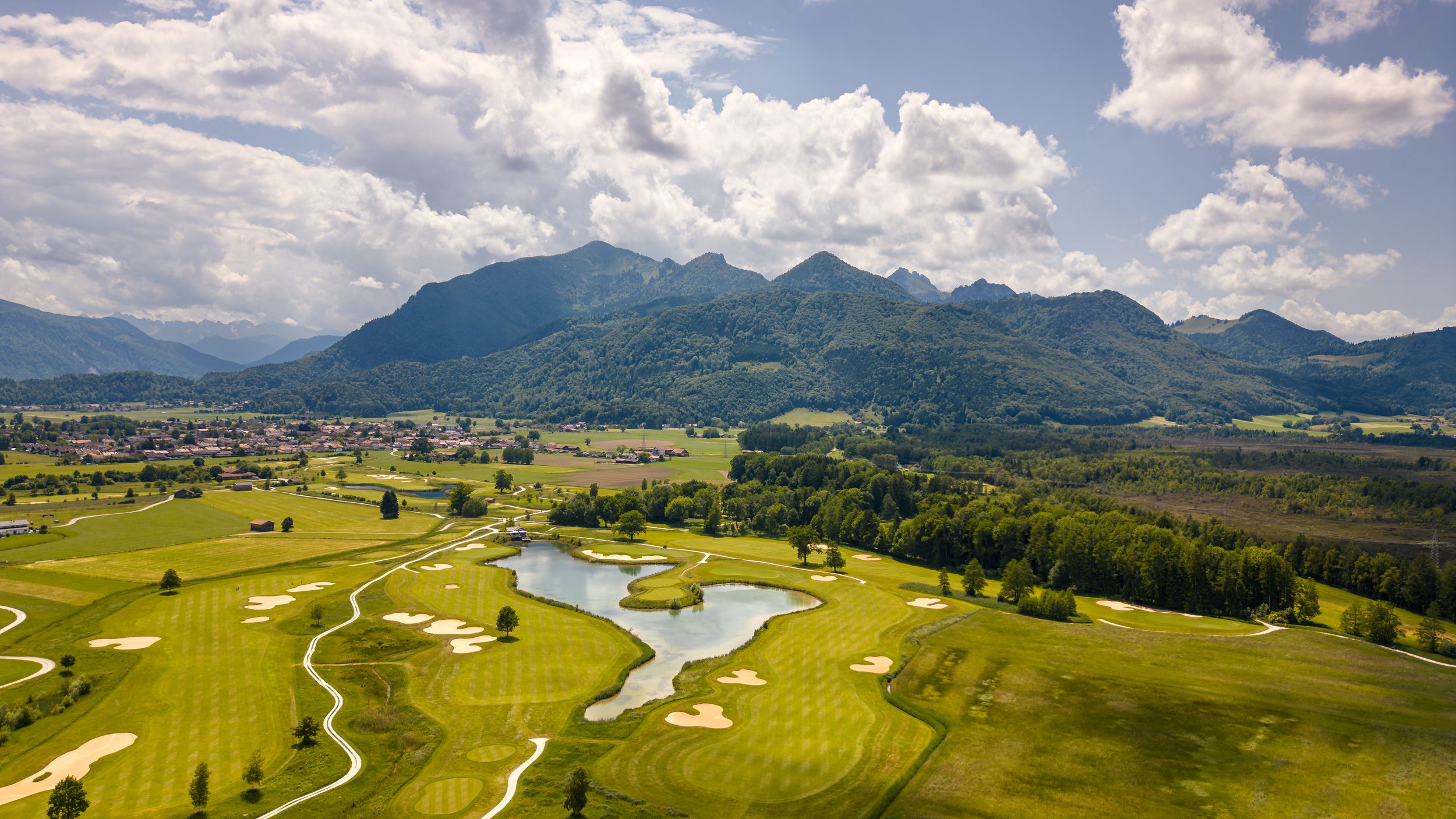 Blick in die Chiemgauer Alpen über den Grassauer Golfplatz